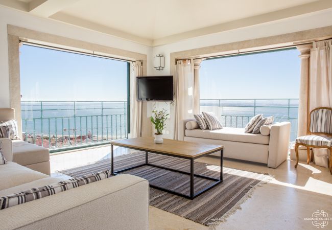 Salon cosy avec vue 360° sur le Tage. Balcon avec grande porte-fenêtre sur le penthouse