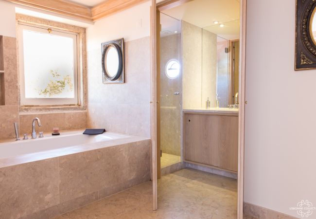 Salle de bain lumineuse avec baignoire en pierre et fenêtre
