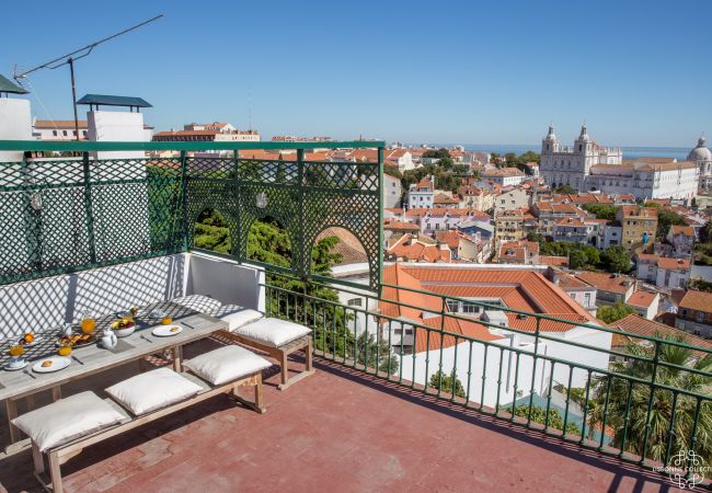 Terrasse traditionnelle portugaise avec vue sur le Tage