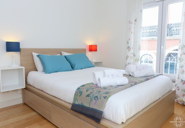 Chambre luxueuse et lumineuse pour adulte avec lit double et accès balcon