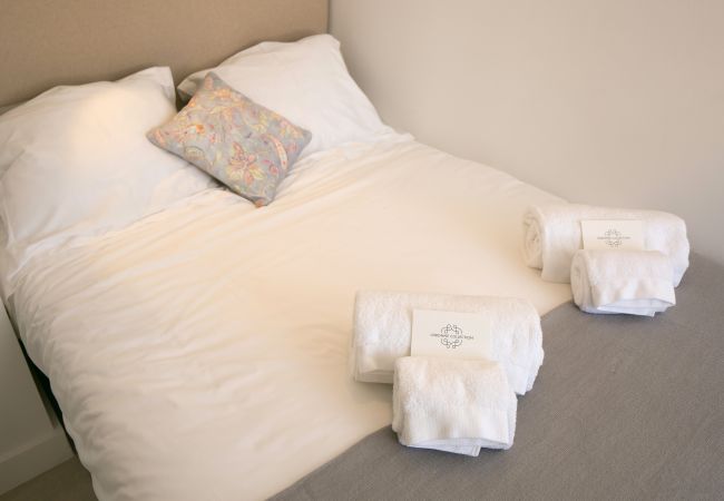 Lit double avec serviettes pliées sur le lit dans le centre historique  de Lisbonne