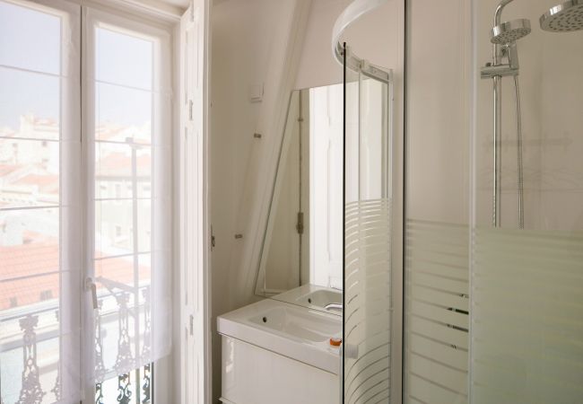 Salle de bain avec accès extérieur et douche avec vue