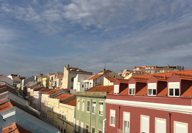 Vue de l’accès extérieur sur le quartier de Graça à Lisbonne 
