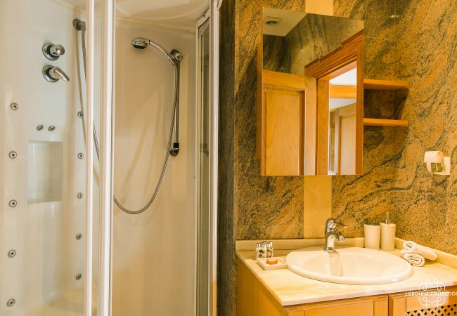 Salle de bain en marbre avec douche de prestige
