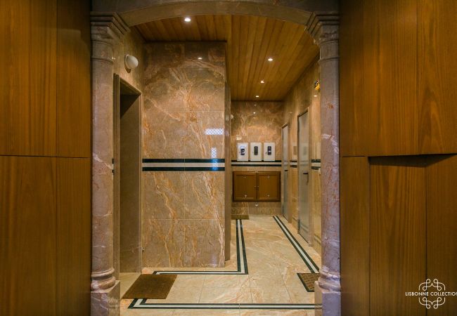 Hall en marbre luxueux et prestigieux de l’appartement mis en location