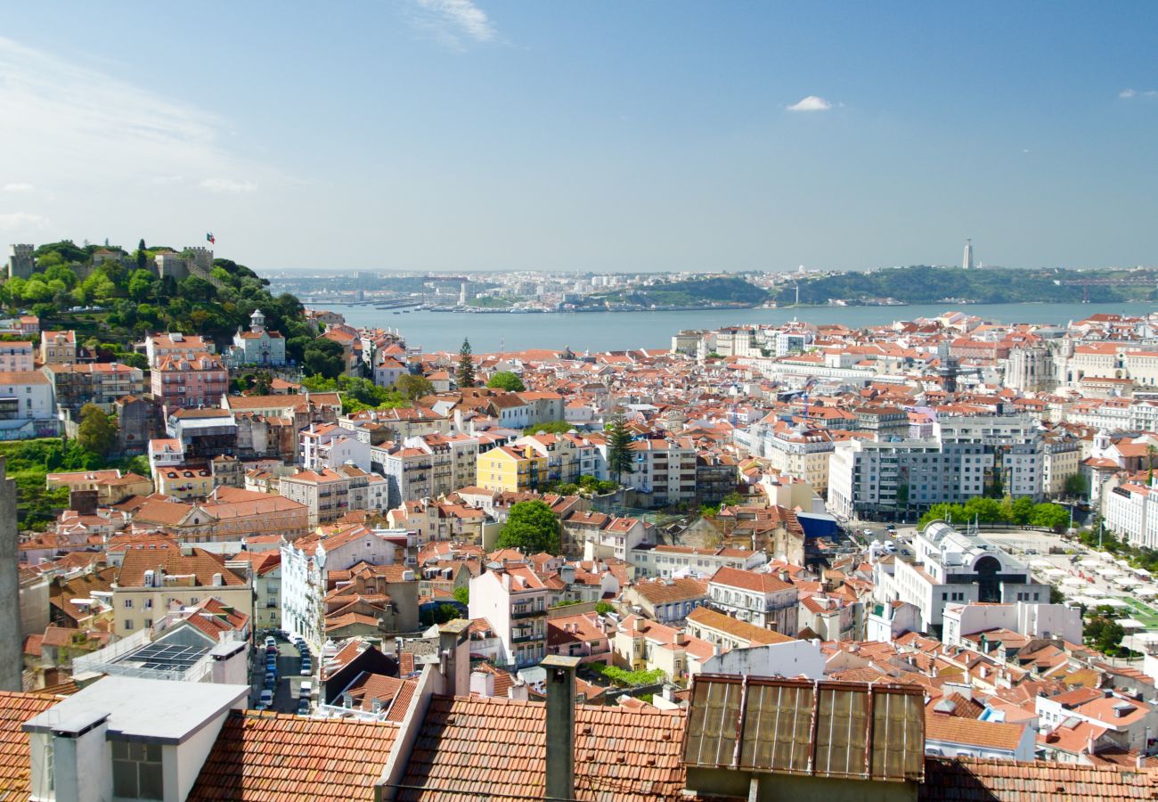 Vue du Mirador de Graça sur tout Lisbonne et le Tage