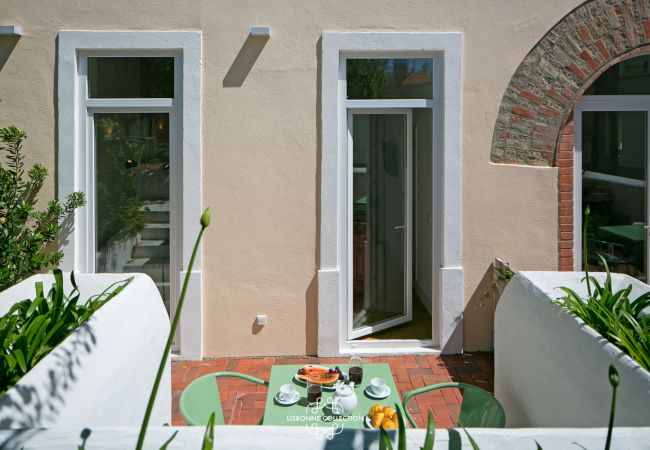 Accès terrasse et jardin d’un appartement à la décoration contemporaine 