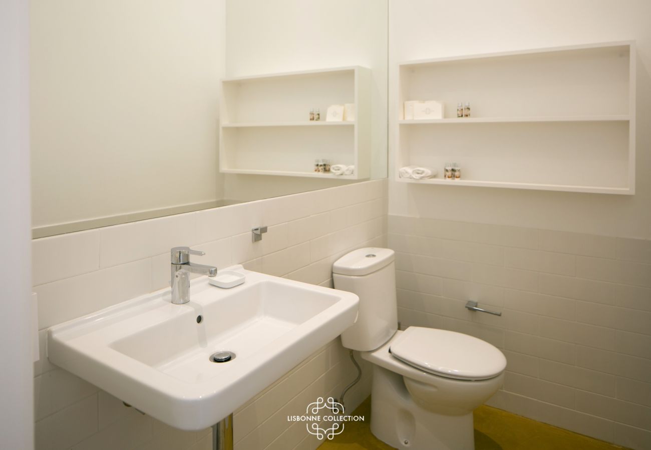 Salle de bain prestigieuse à utiliser avec évier et douche