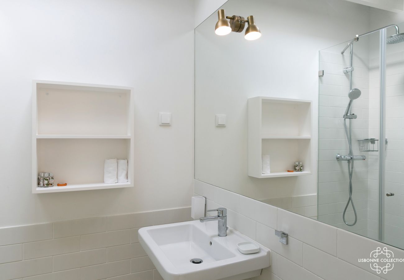 Cabinet de toilette avec grand miroir, vasque et meuble de salle de bain