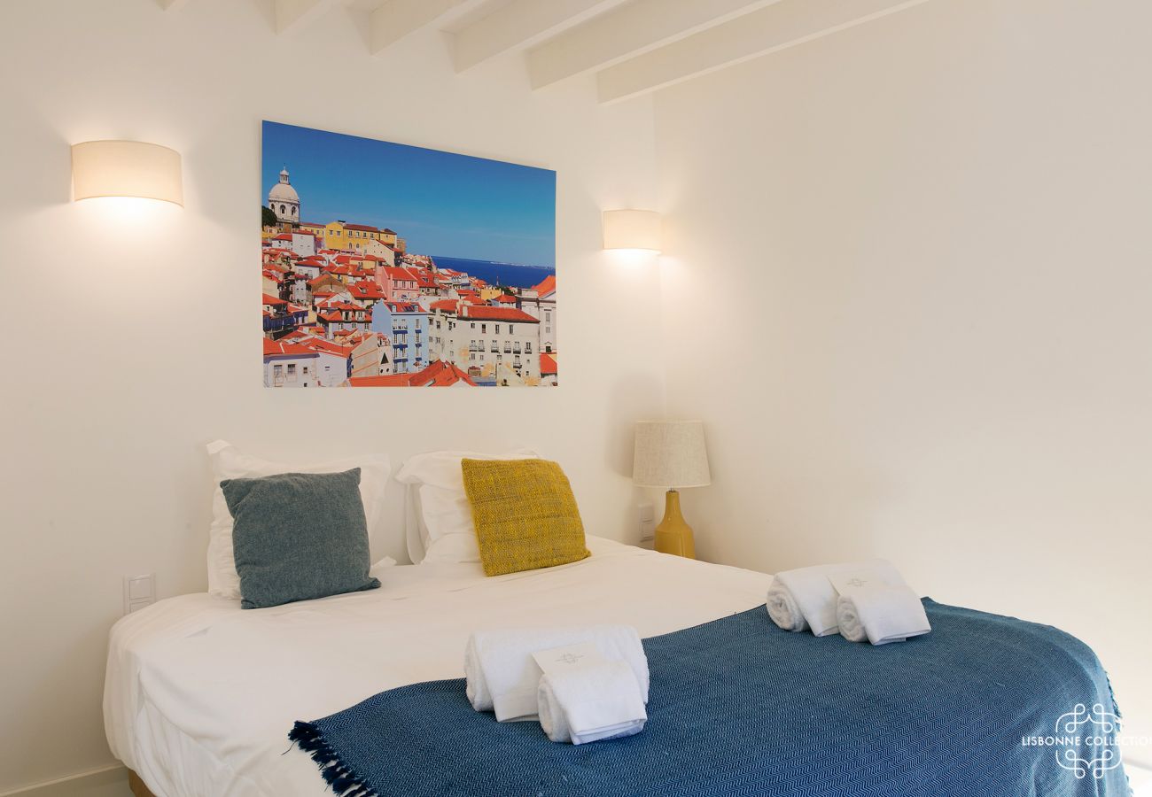 Lit et chambre bleue lumineuse pour 2 touristes à louer à Graça 