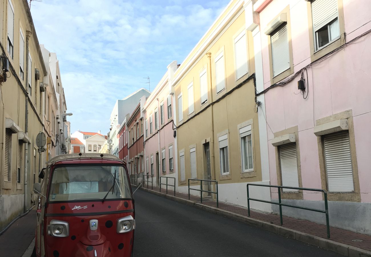 Rue typique de Lisbonne avec tuk tuk pour visiter le centre ville 