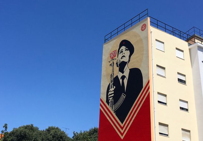 Street art à dominance rouge dans le quartier de Graça à Lisbonne