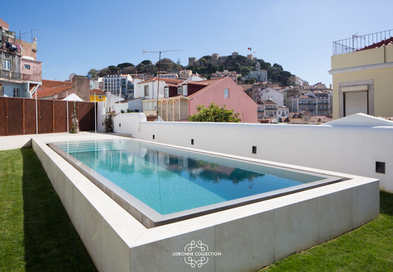 Grande piscine bleu avec panorama sur la capitale Portugaise 