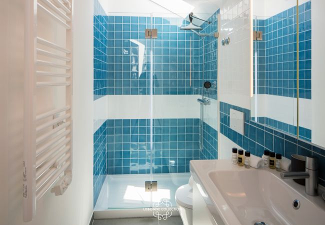 salle de bain avec baignoire de couleur bleue 