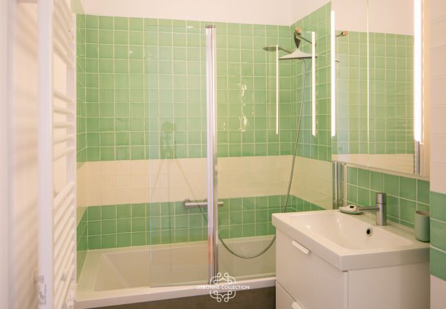 salle de bain avec une baignoire de couleur verte